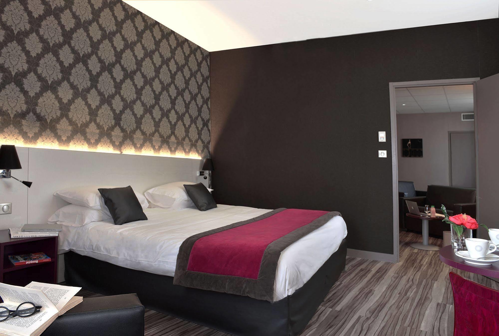 Logis Hotel-Restaurant Le Fontarabie Fontenay-le-Comte Luaran gambar
